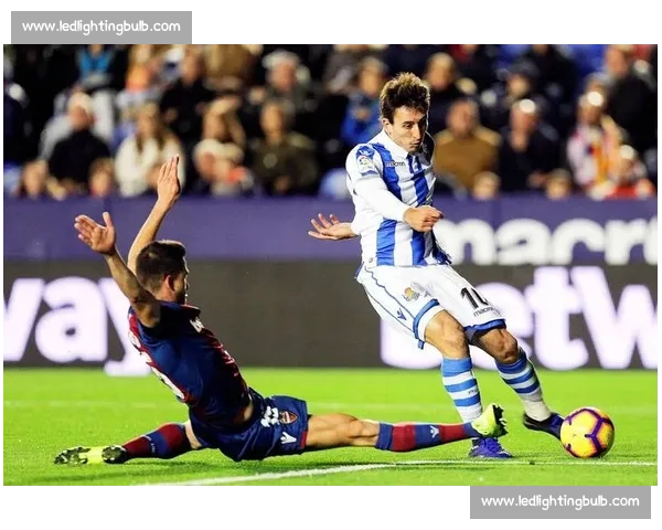 西甲焦点战直播比利亚雷亚尔迎战巴萨争冠关键一役全程高清解说